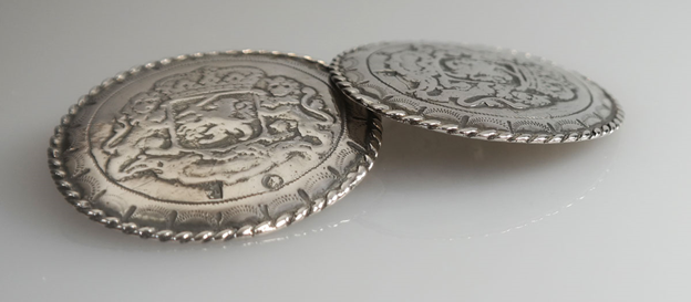 Antieke zilveren klepstukken streekdracht Walcheren