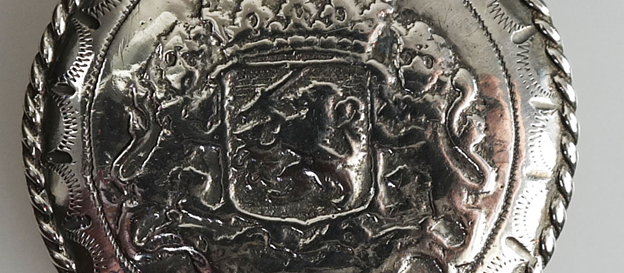 Antieke zilveren klepstukken streekdracht Walcheren