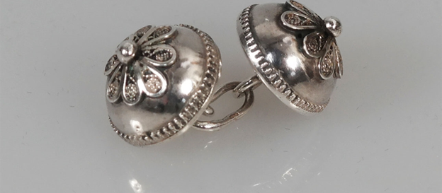 Verkocht! Antieke zilveren keelknopen