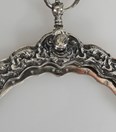 Antieke 18e eeuw zilveren beugel met rokhaak