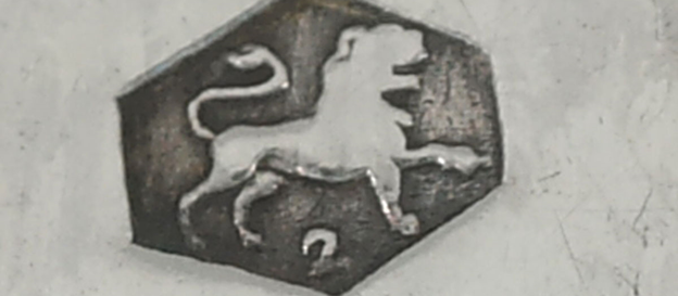 Antieke zilveren beugel- of rokhaak met dolfijnen