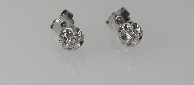 Witgouden oorknopjes met diamant