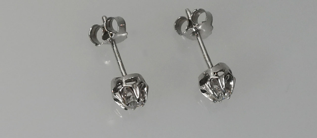 Witgouden oorknopjes met diamant